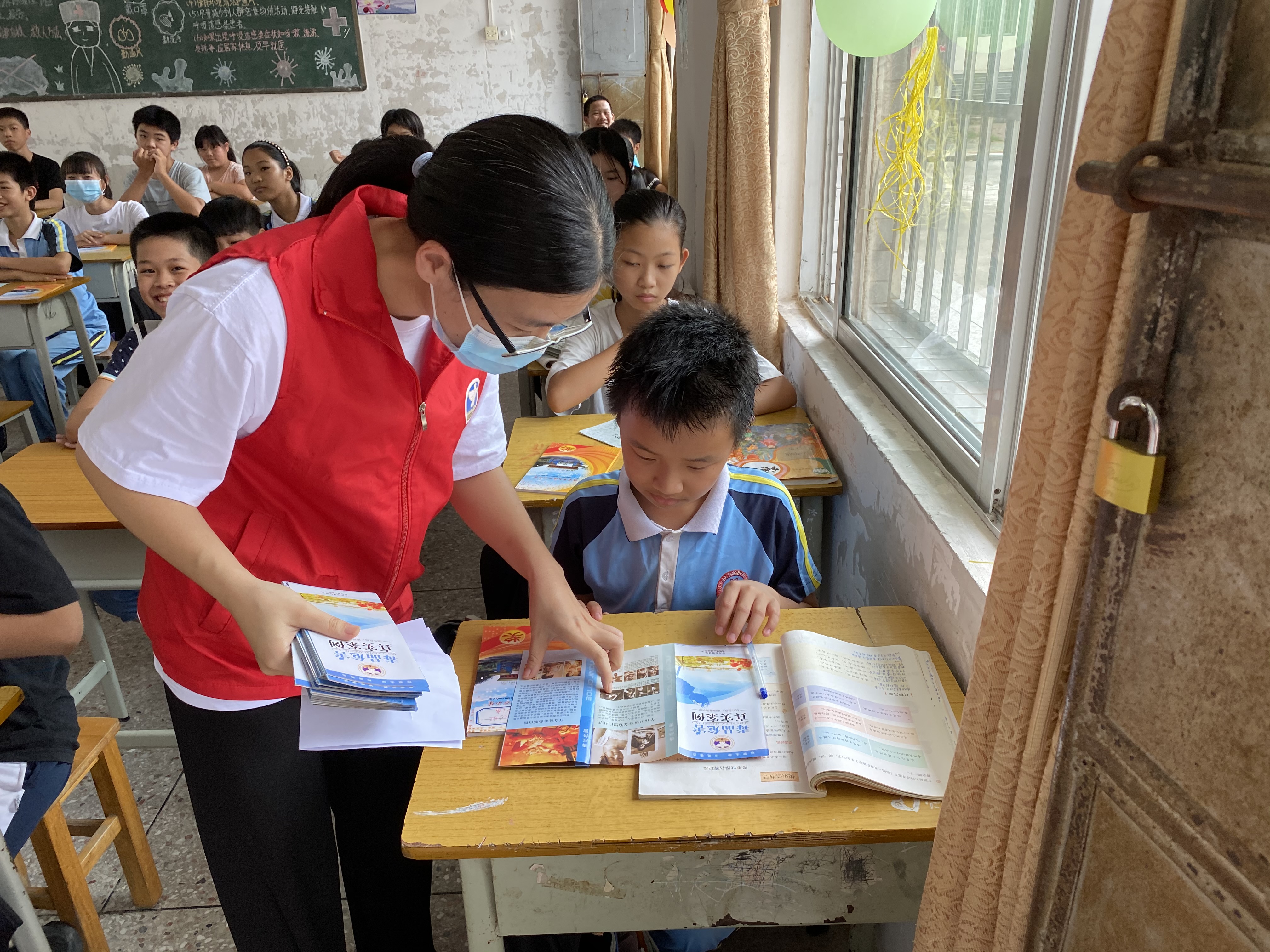 發(fā)放禁毒知識(shí)手冊(cè)，并為學(xué)生們講解