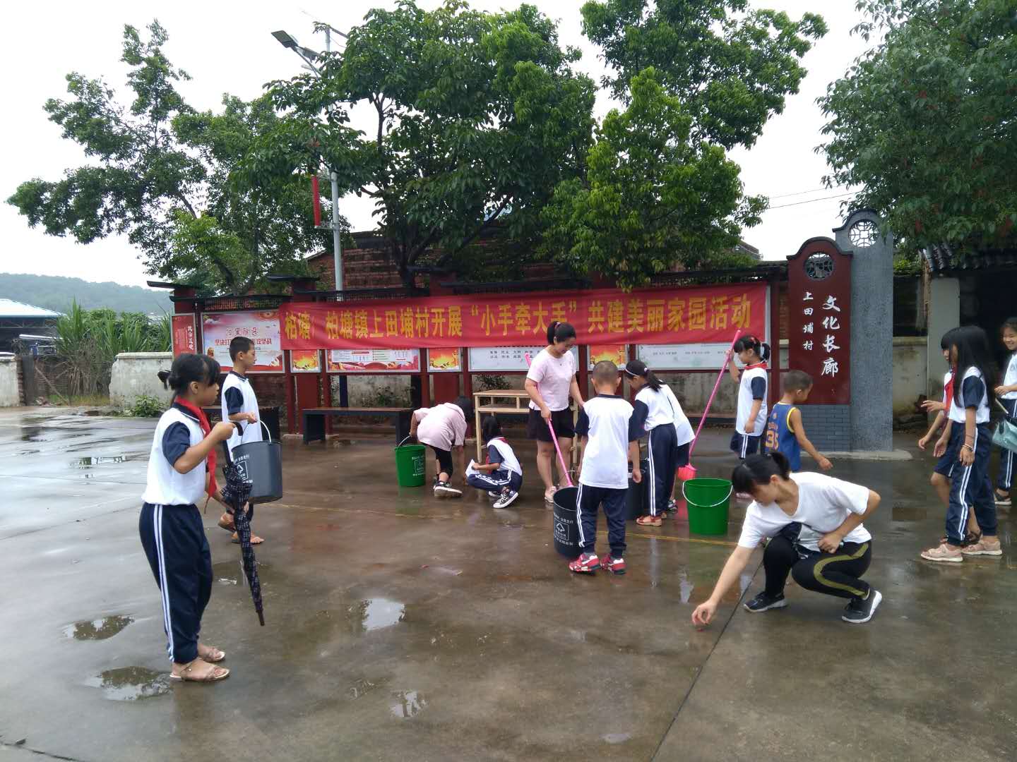 上田埔村學(xué)生參與村道環(huán)境維護(hù)
