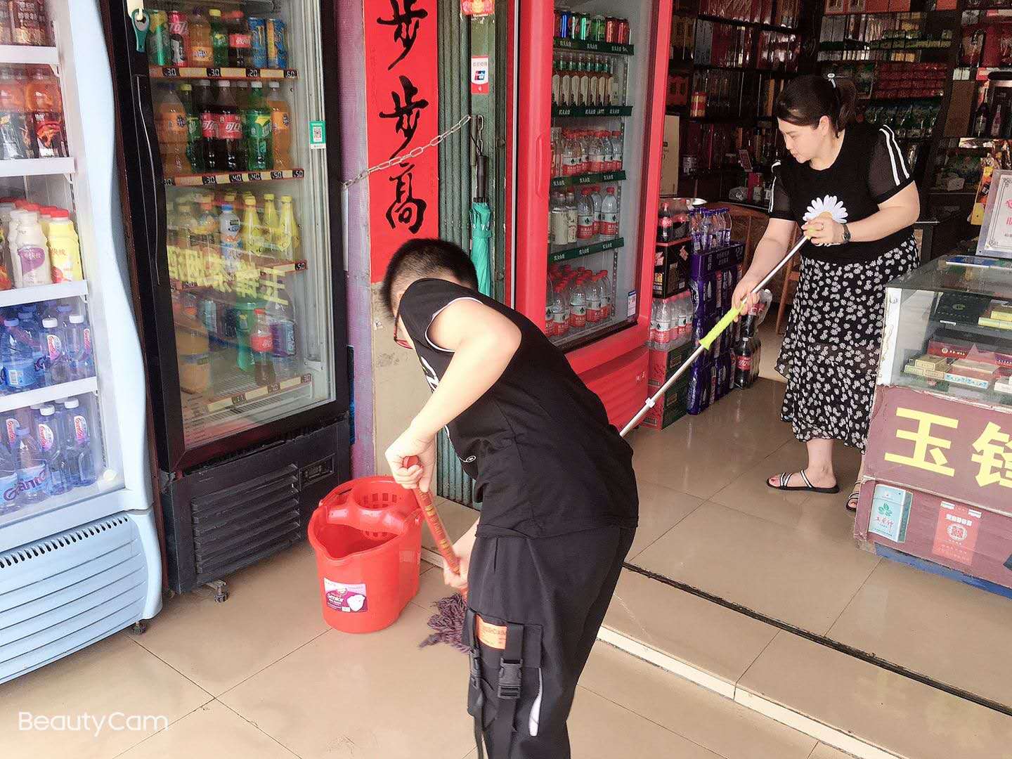 平安社區(qū)婦女兒童清掃房前屋后