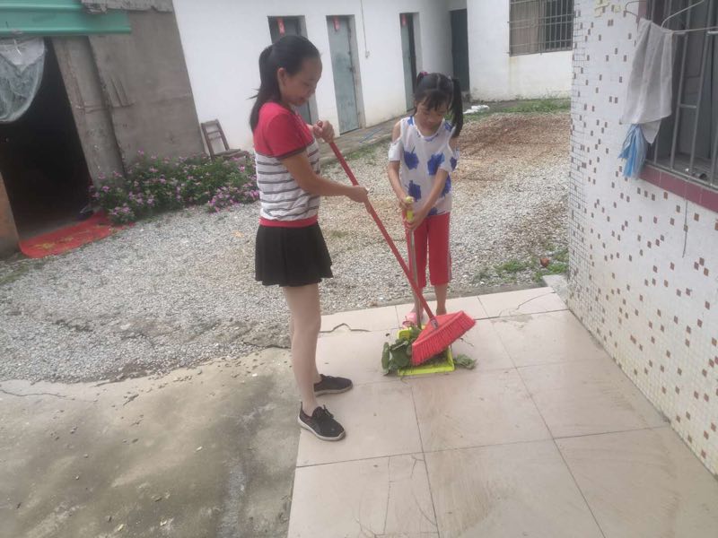 屯里村婦女兒童整理房前屋后