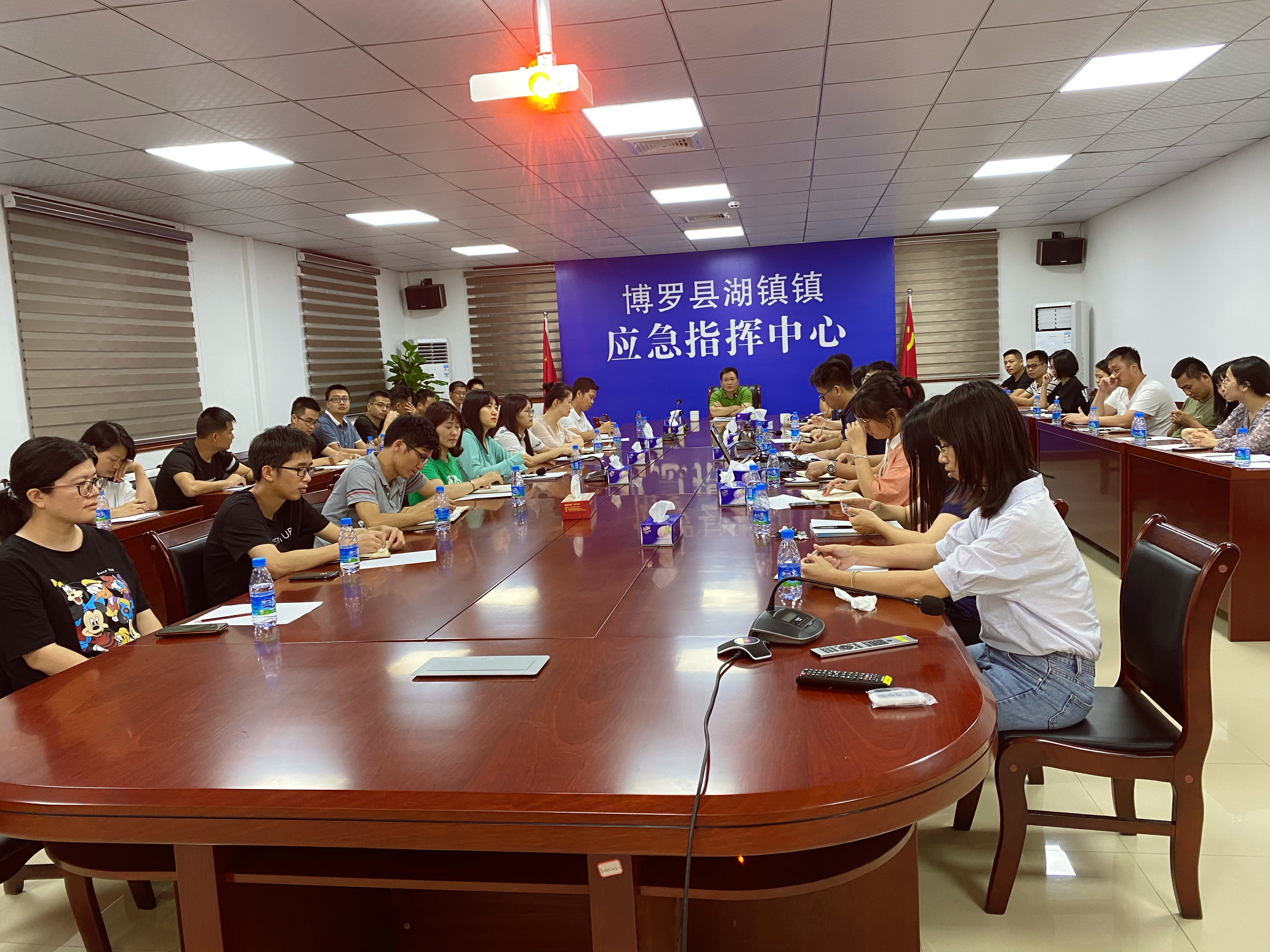 燦林書記和青年干部進行觀影后交談