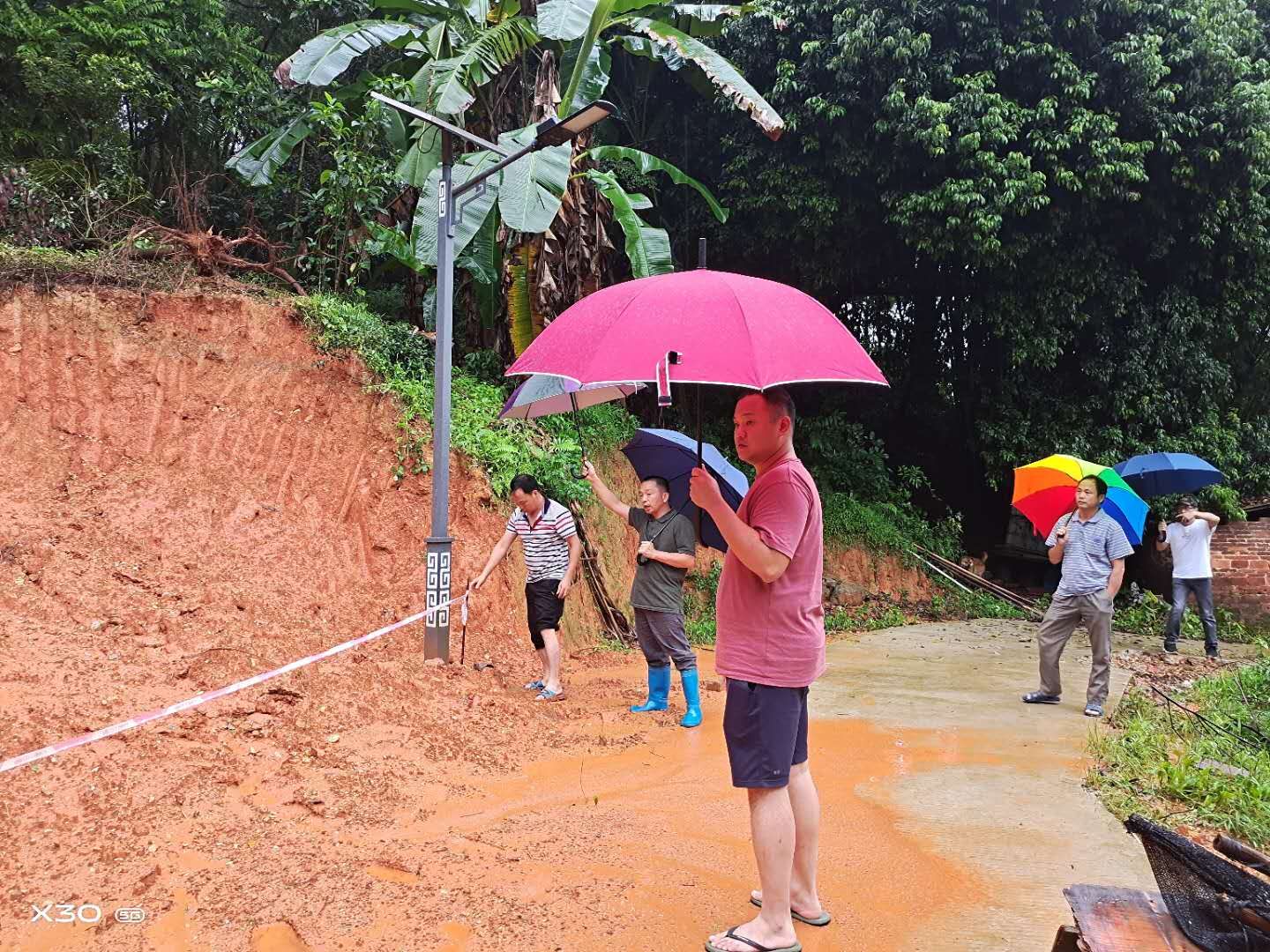 排查隱患，拉起警戒線，預防險情