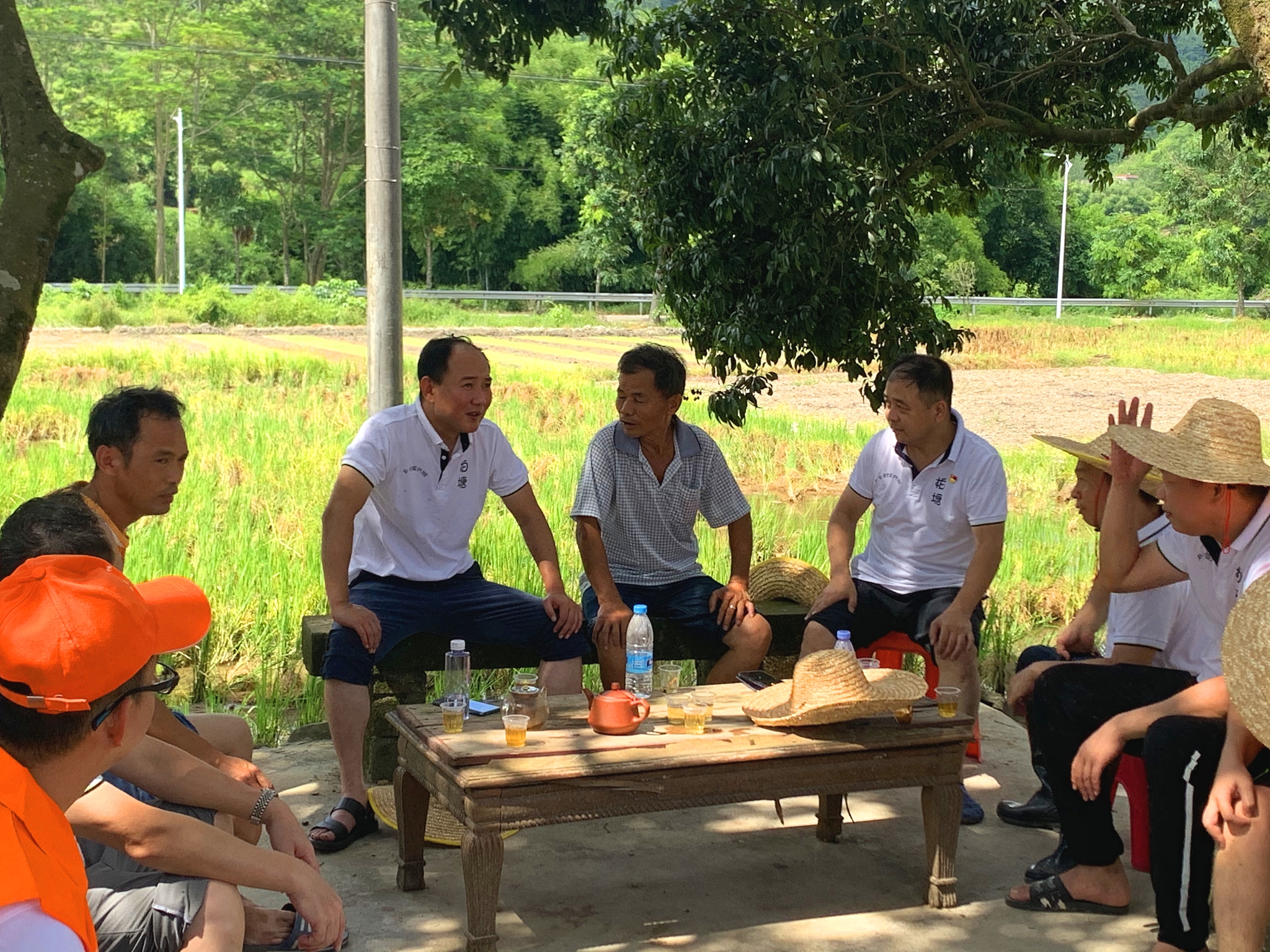 與村民促膝而談