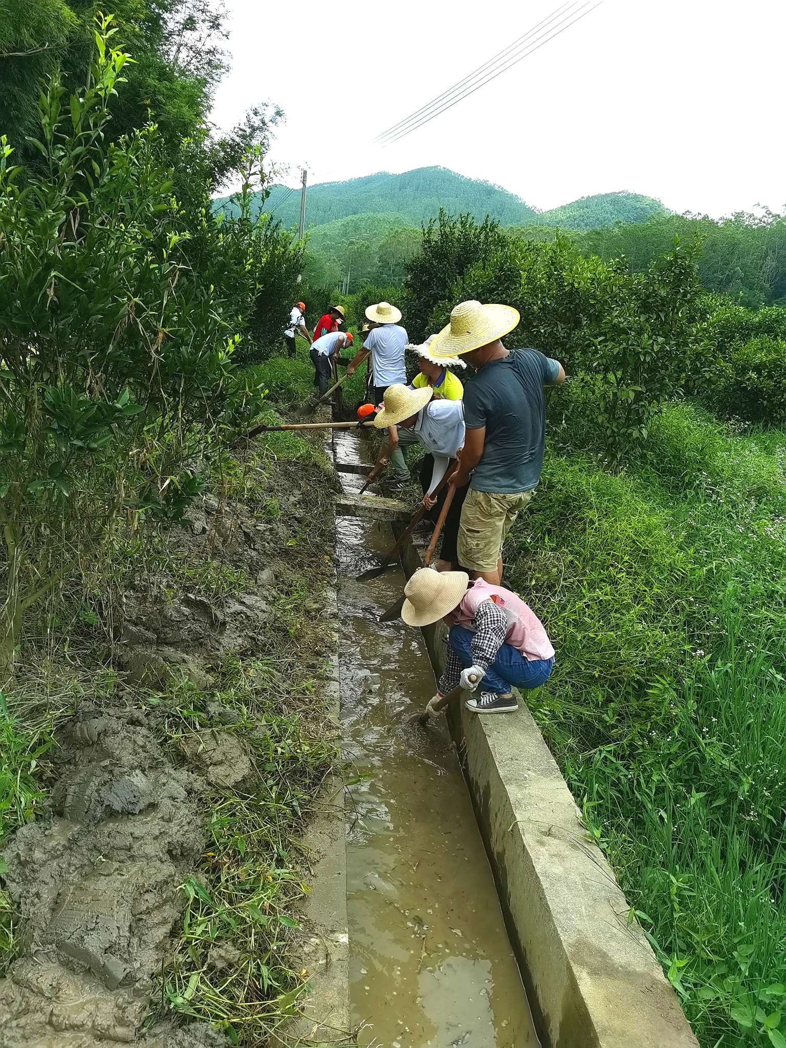 村民加入到清淤隊(duì)伍中