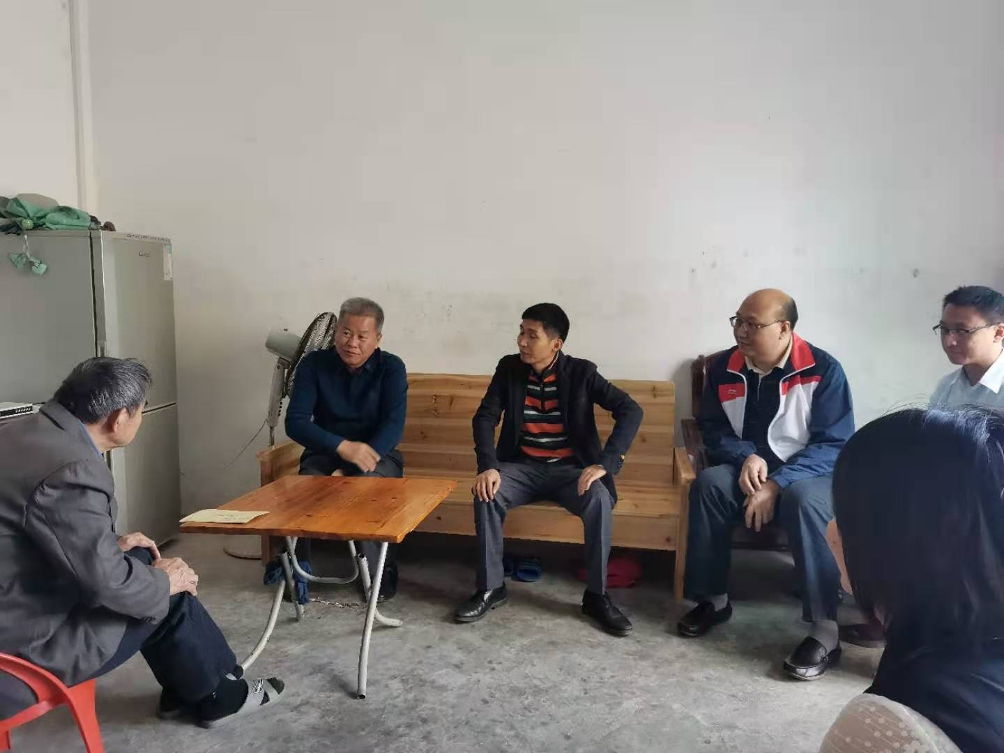 班子走訪慰問貧困戶.jpg