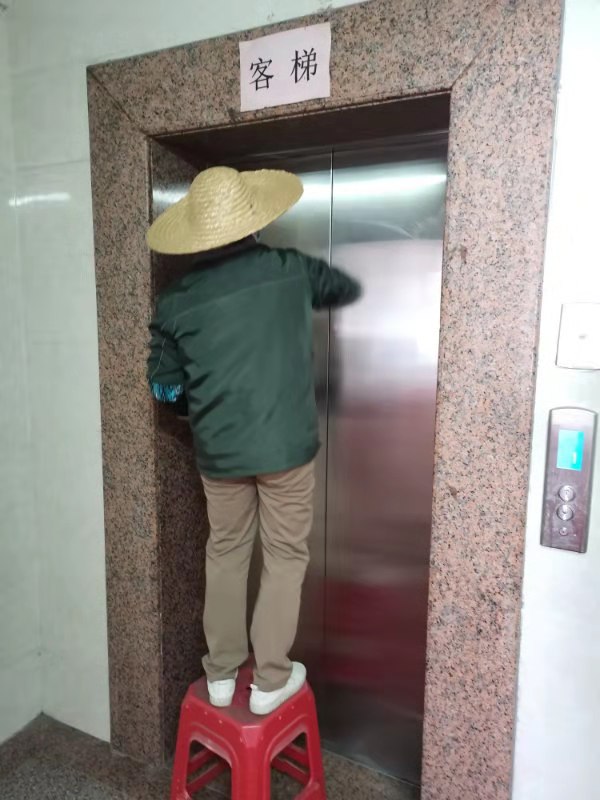 工作人員對電梯進行消毒