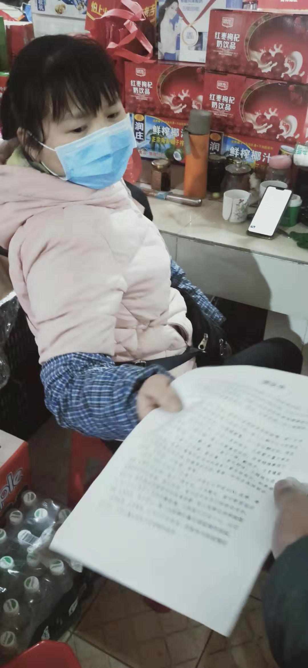 工作人員向商戶發放倡議書