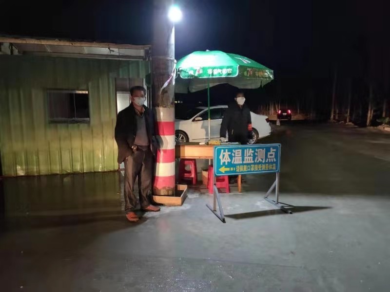 村入口一線工作者堅守工作崗位