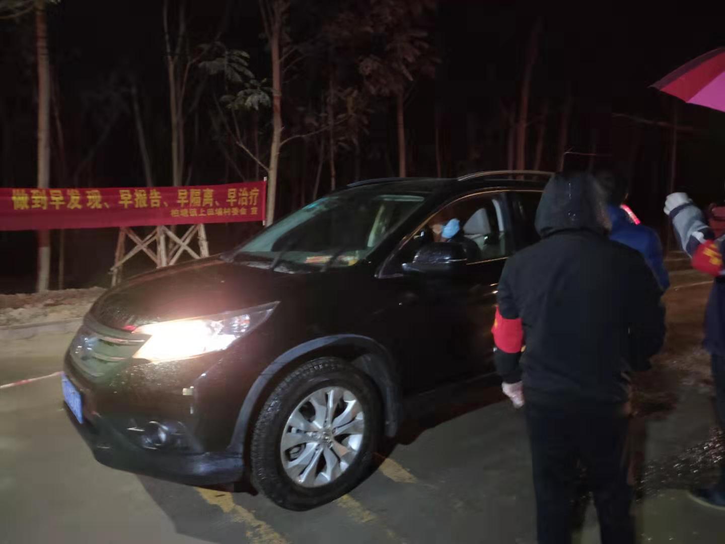 村入口一線工作者檢測車輛