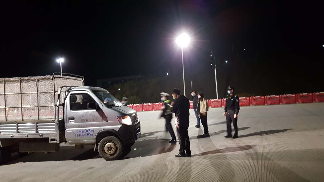 高速卡點一線工作者排查車輛