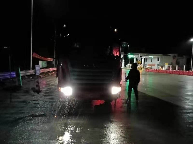 高速卡點一線工作者排查車輛