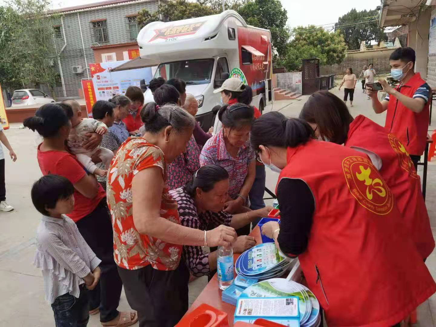 圖1：村民參加“垃圾分類”互動游戲