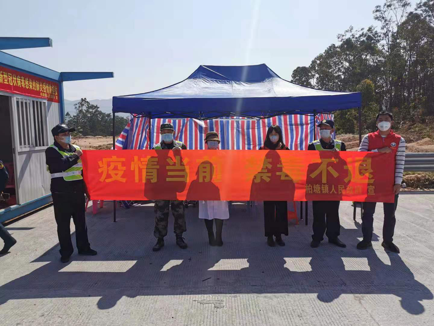 鎮禁毒社工及志愿者到平安高速路口宣傳禁毒工作