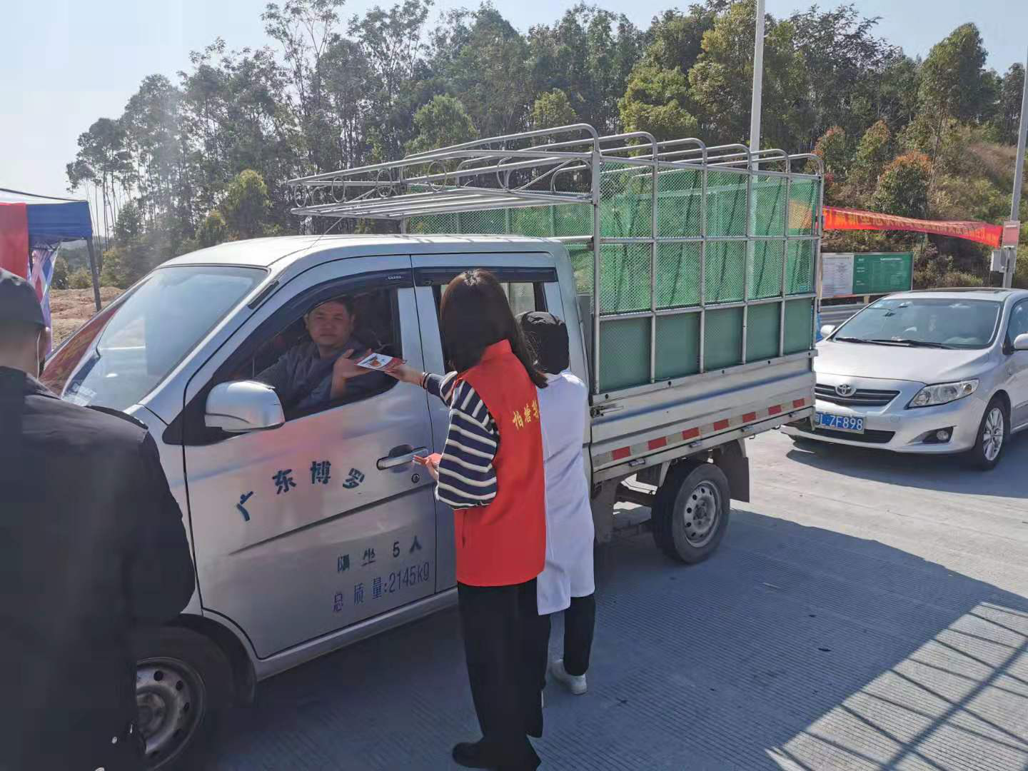 鎮禁毒社工及志愿者到平安高速路口宣傳禁毒工作