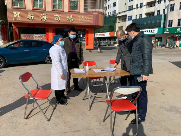 院領導對疫情路口檢測點巡視工作.jpg