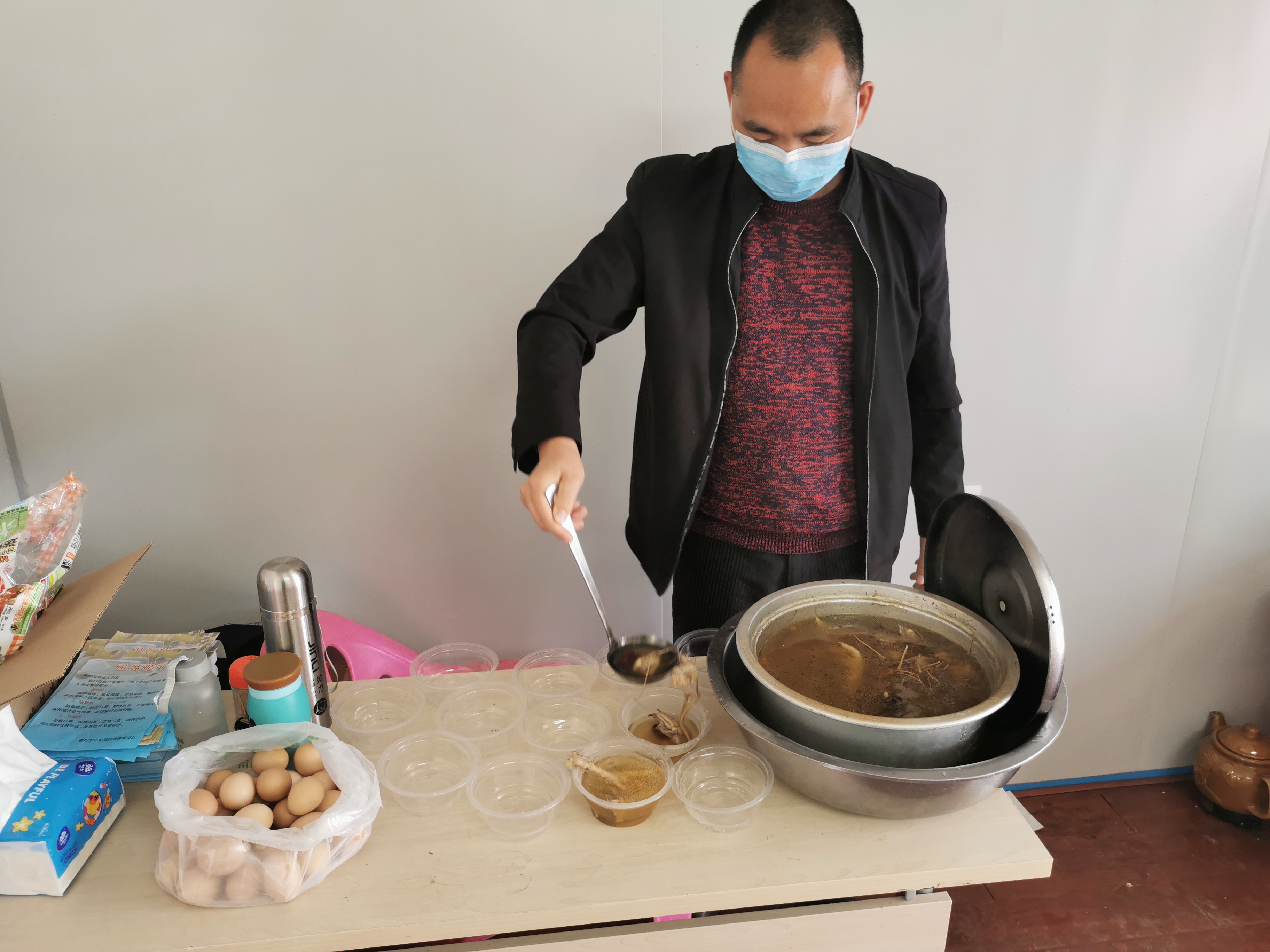 為一線工作人員送雞湯、熟雞蛋