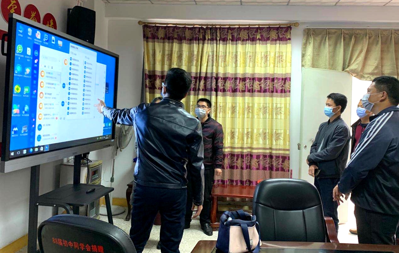 檢查組指導檢查學校線上教育工作