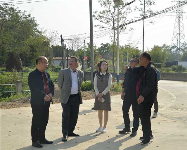館長許強軍一行在凌云閣塔進行地情考察.jpg