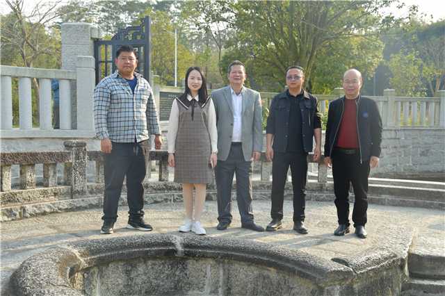 館長許強軍一行在石出頭古村落進行地情考察.jpg