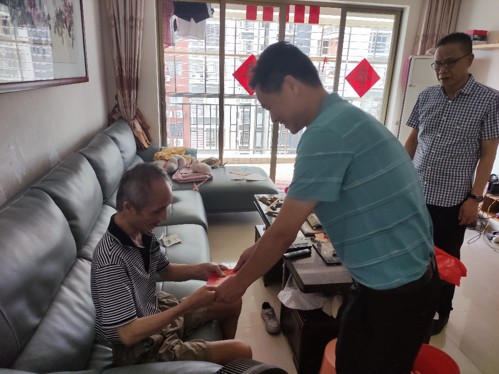 2023年6月8日縣退役軍人事務(wù)局黨組成員張玉靈于上南村新邨慰問困難黨員.jpg