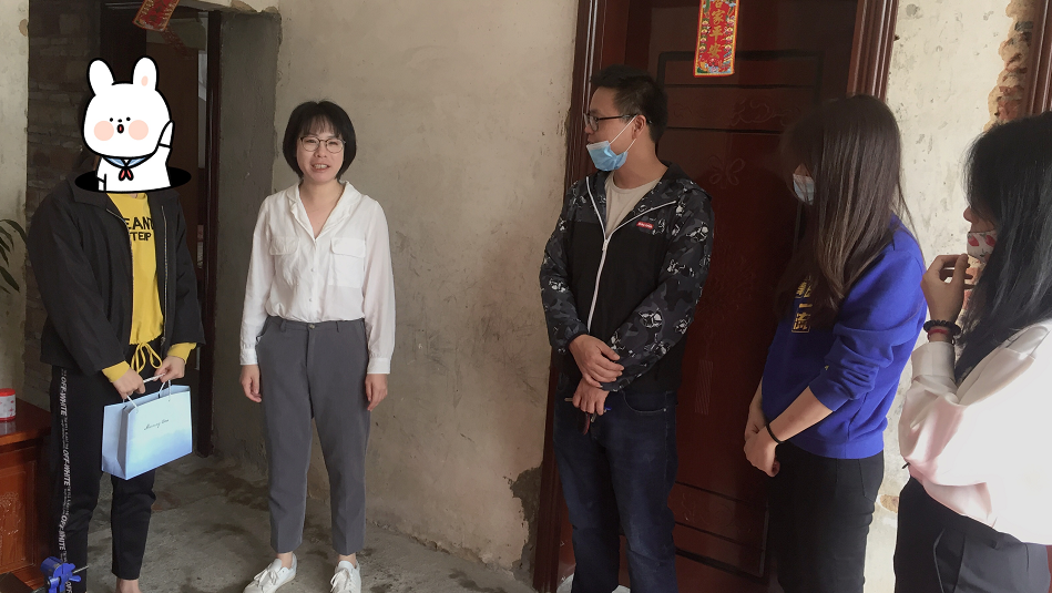 團(tuán)鎮(zhèn)委為我鎮(zhèn)初三貧困學(xué)子送上復(fù)學(xué)物資