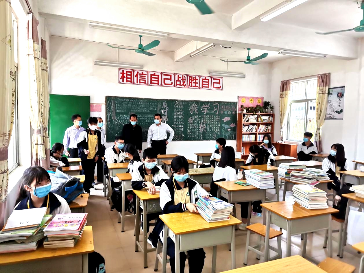 鎮(zhèn)黨委副書(shū)記、鎮(zhèn)長(zhǎng)黃宏機(jī)到學(xué)校指導(dǎo)返校復(fù)學(xué)工作