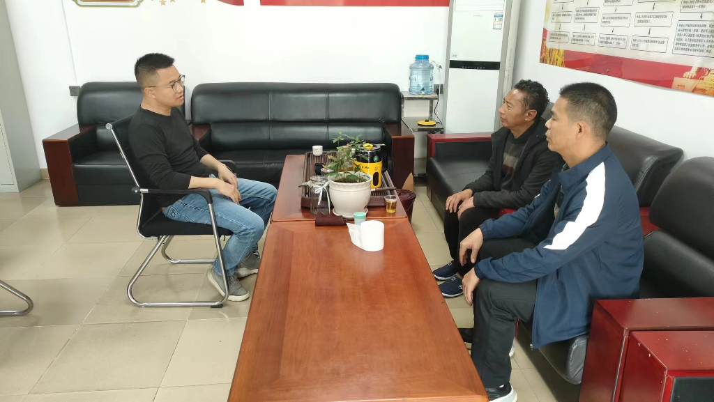 付仕添站長(zhǎng)在耐心詢(xún)問(wèn)楊凱的情況.jpg