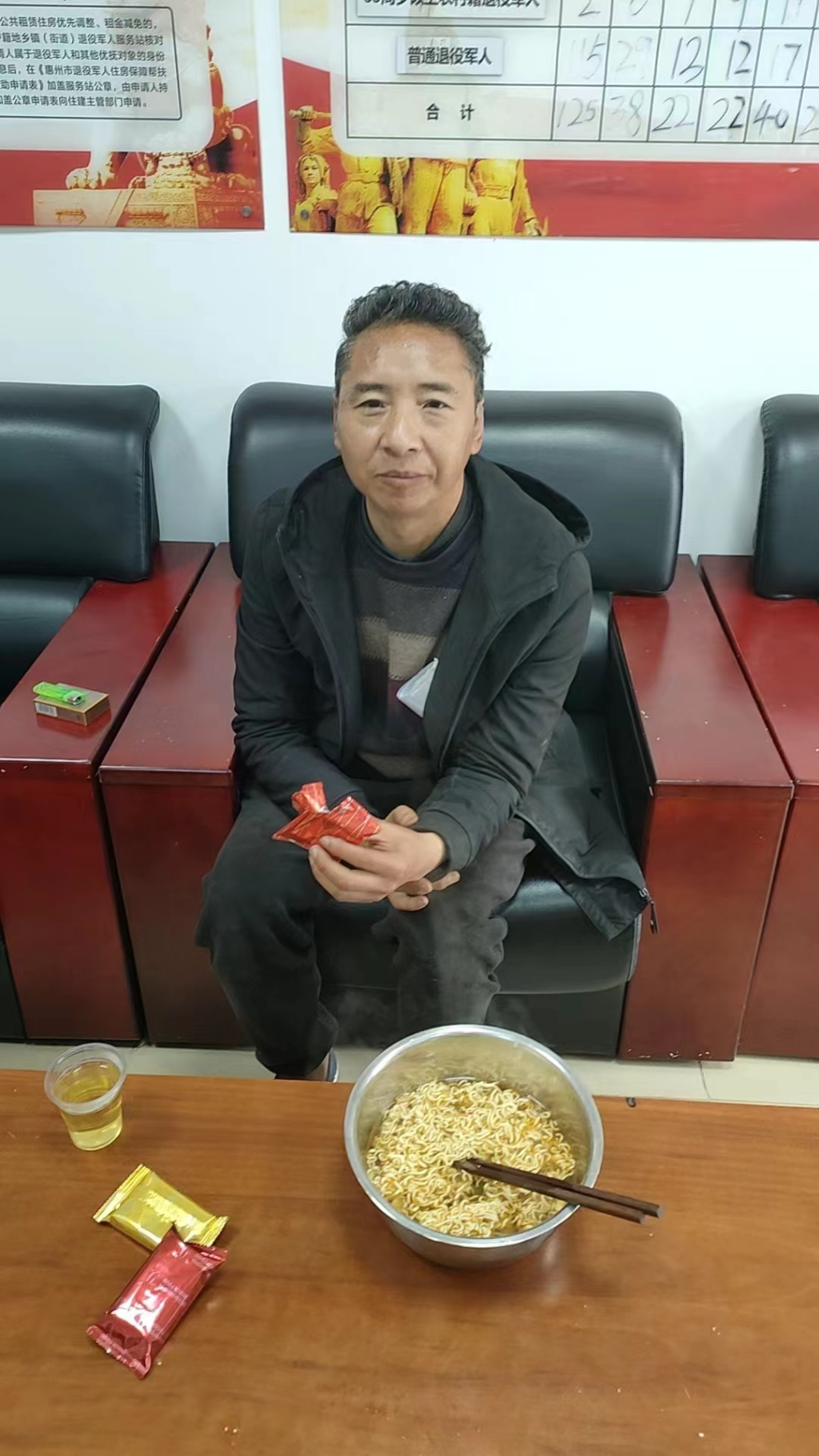 為楊凱泡了方便面吃早餐.jpg