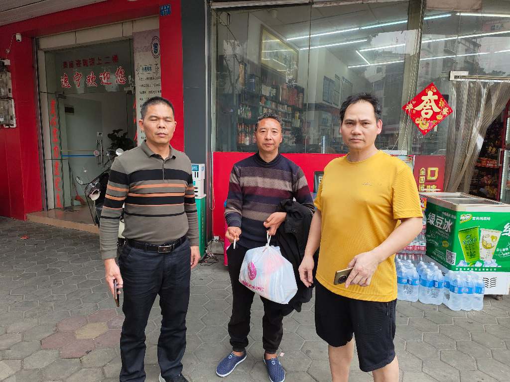 工作人員鄧春志安全把楊凱送到他戰(zhàn)友張飄軍家.jpg