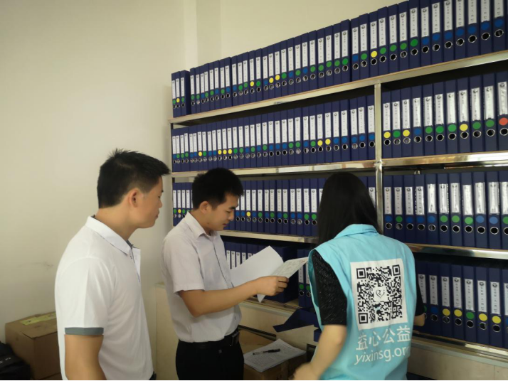督導組在公莊鎮禁毒辦查閱禁毒資料