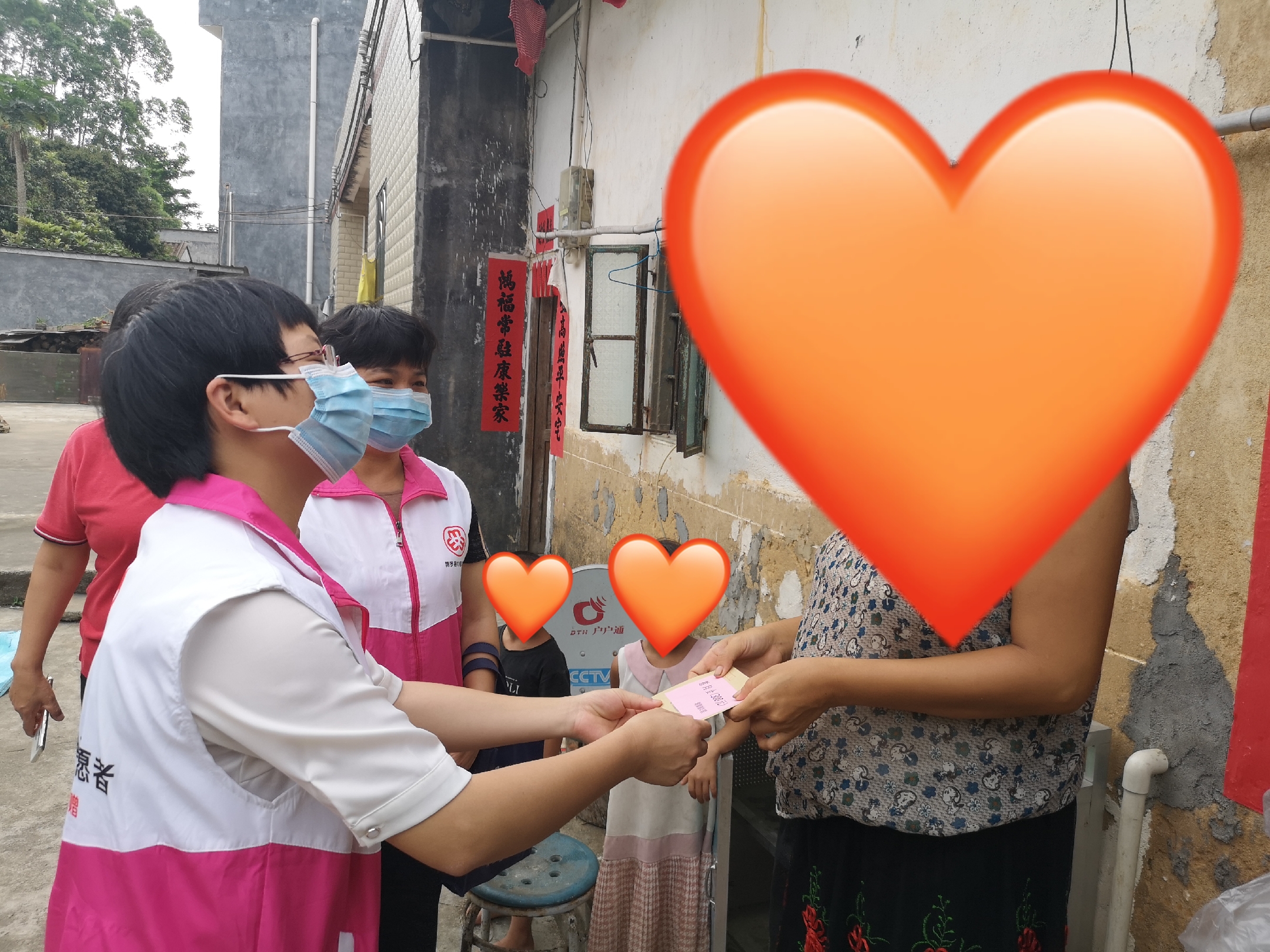 黃碧萍委員和胡銀妹婦聯主席慰問困難家庭