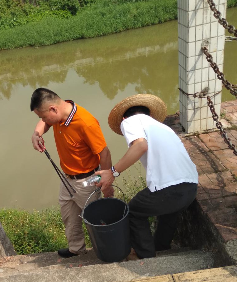 專班成員積極參與環(huán)境衛(wèi)生整治活動(dòng)