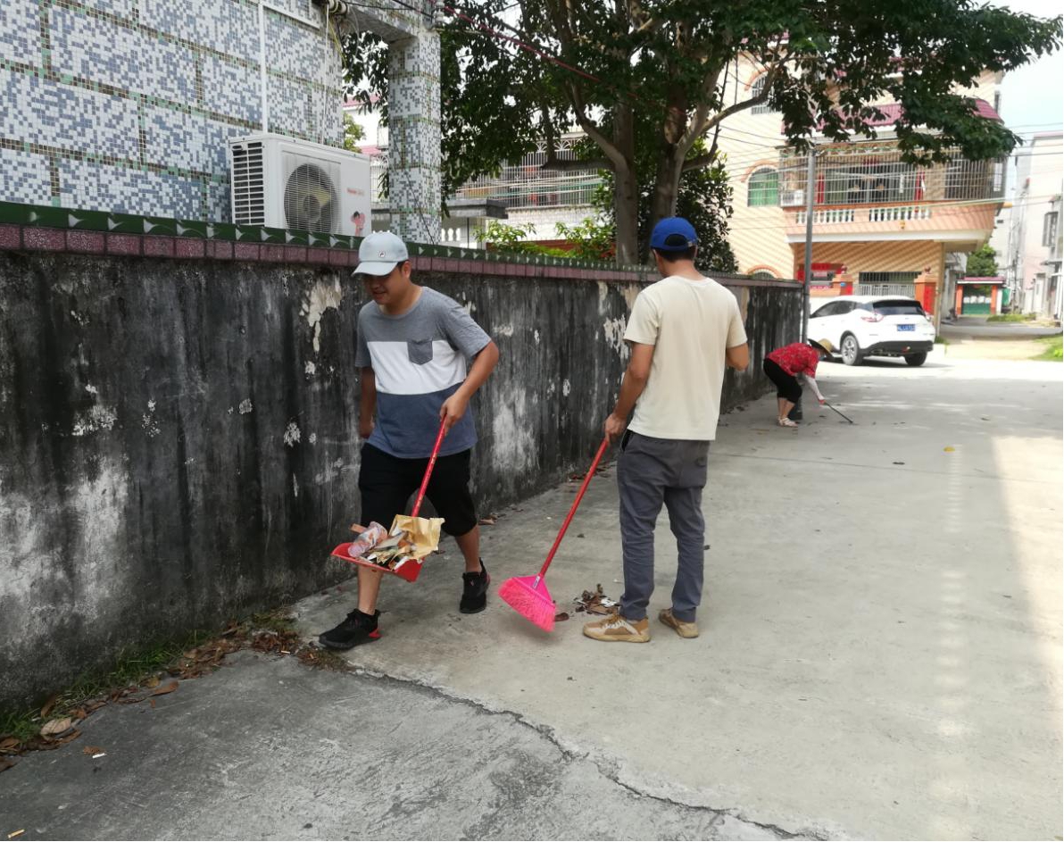 專班成員積極參與環(huán)境衛(wèi)生整治活動(dòng)