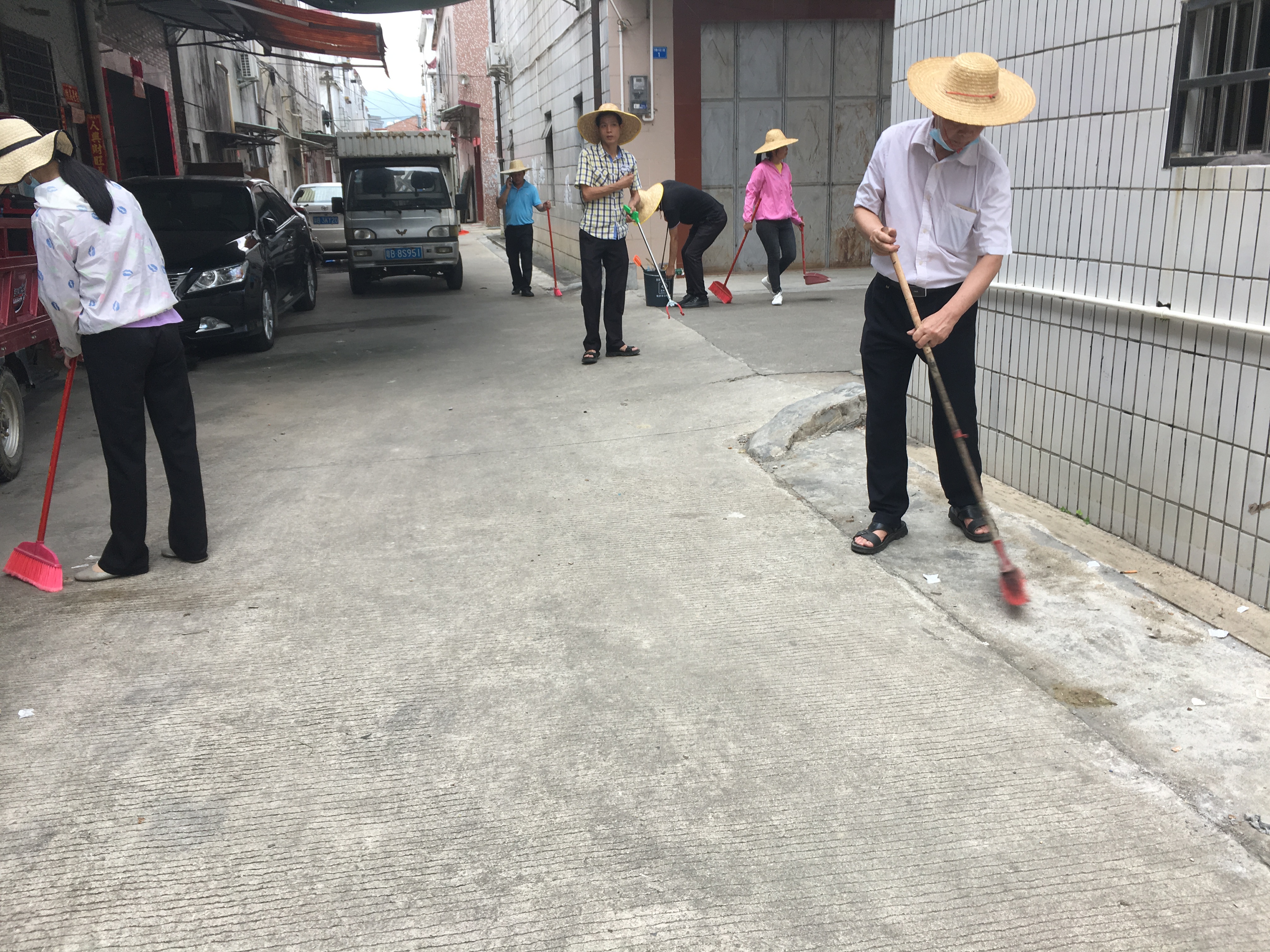 專班成員積極參與環(huán)境衛(wèi)生整治活動(dòng)
