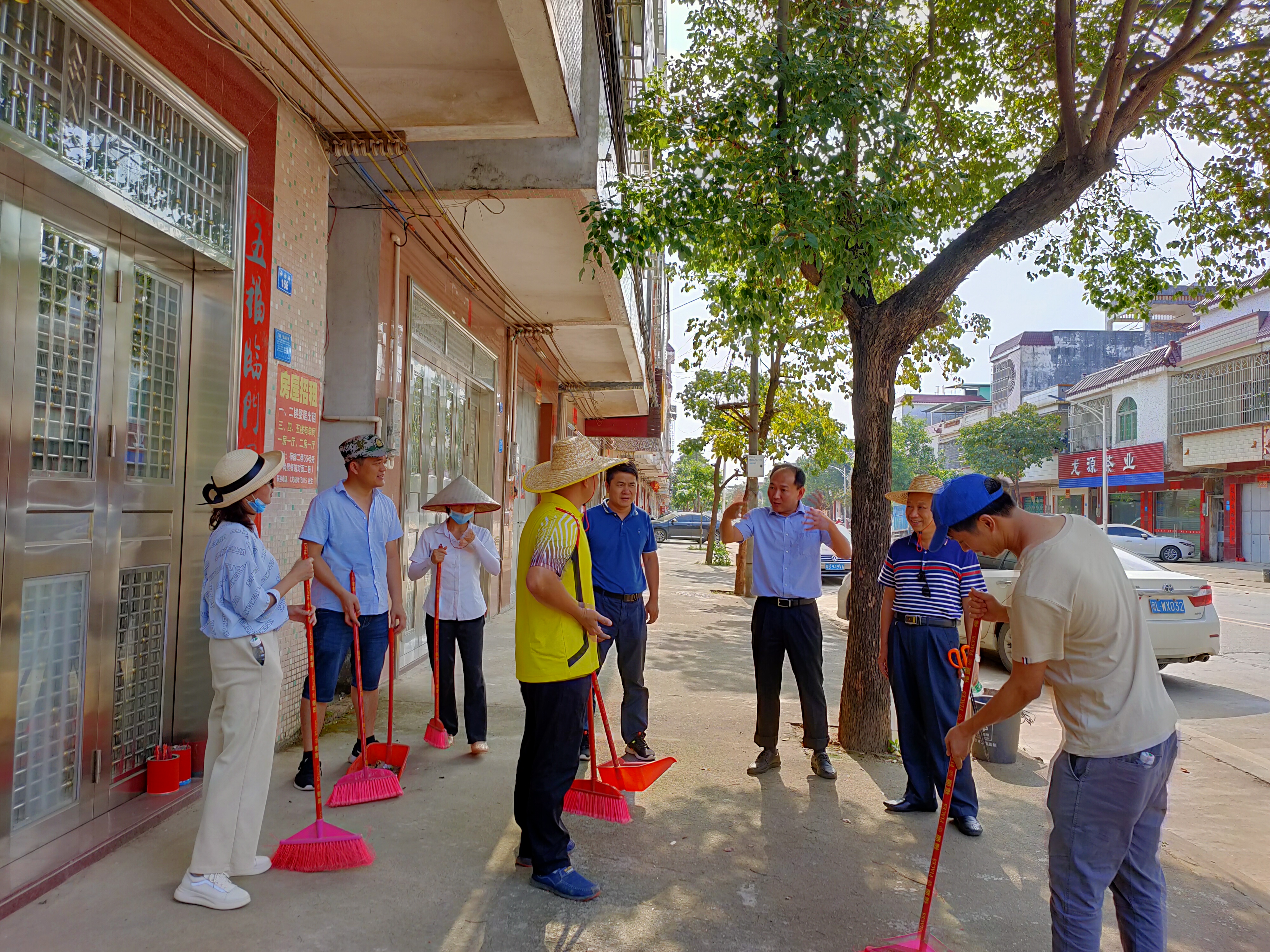 陳湘書記與專班成員共同參與環(huán)境衛(wèi)生整治活動(dòng)