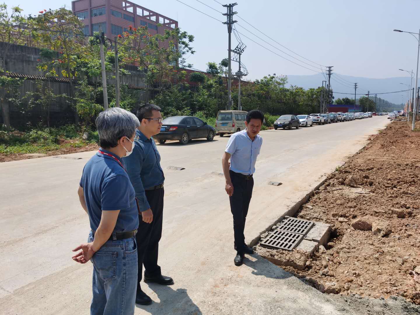 黃宏機鎮長現場指導環境整治工作