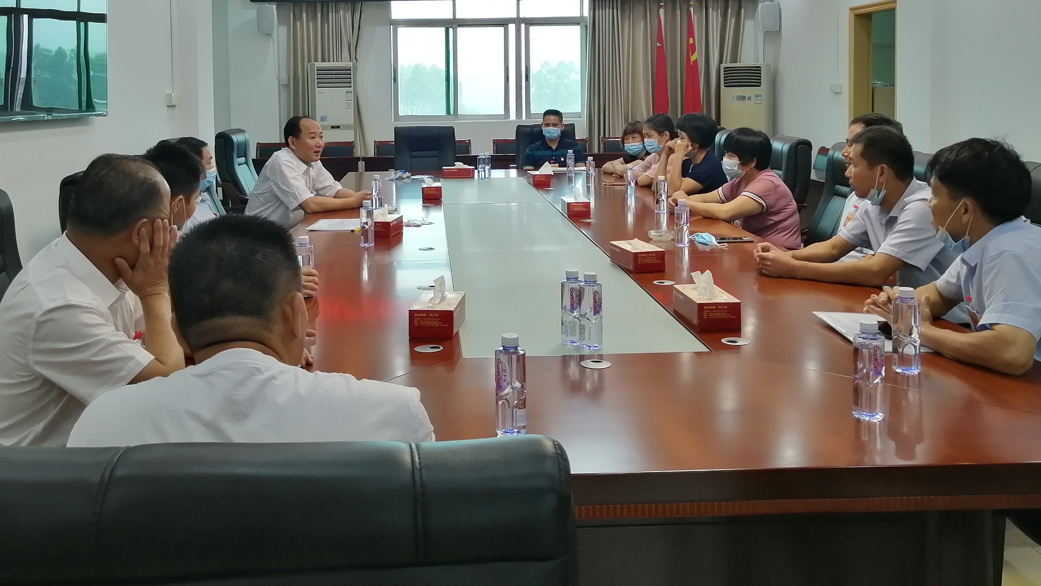 代表團審議討論相關(guān)工作報告