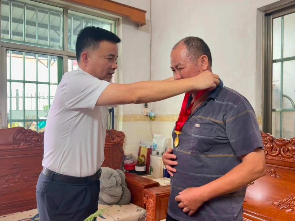 “七一”走訪慰問2.jpg