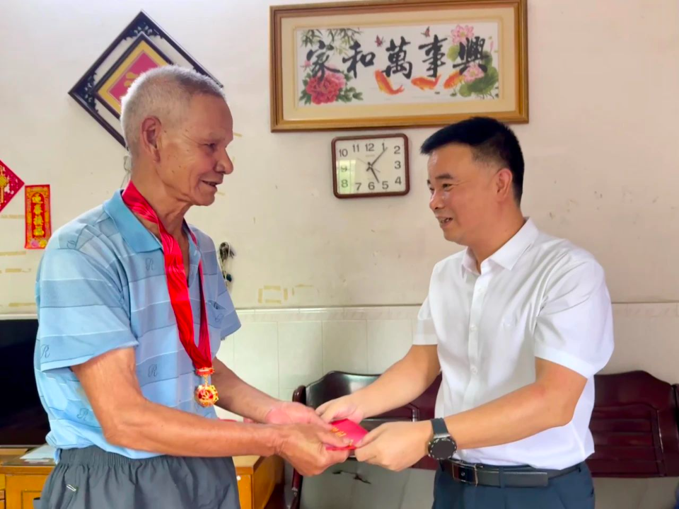 “七一”走訪慰問4.jpg