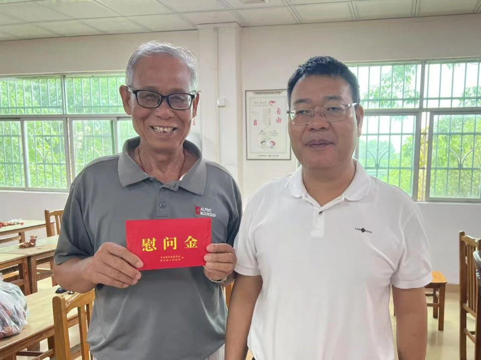 “七一”走訪慰問5.jpg