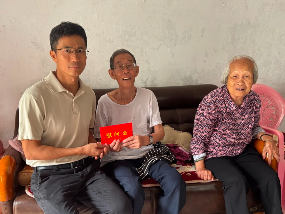 “七一”走訪慰問6.jpg